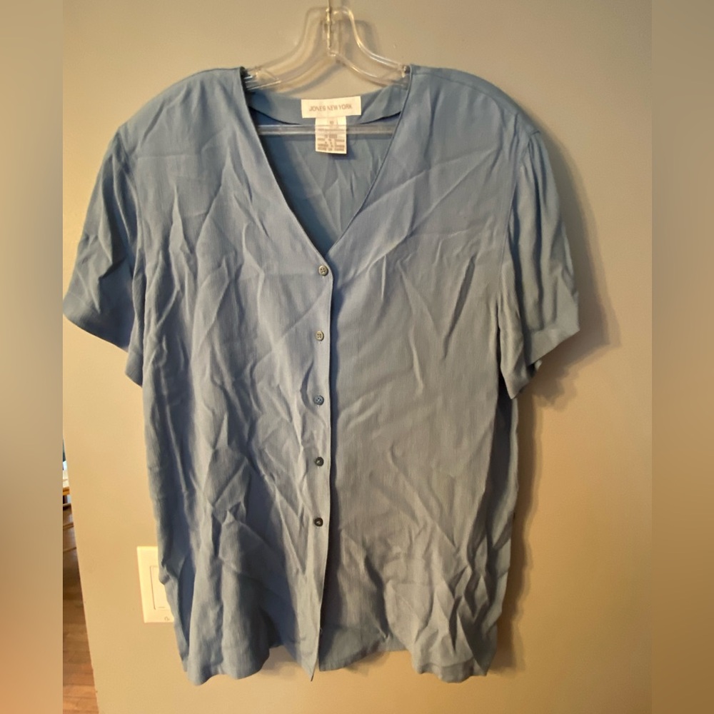 JONES NEW YORK women’s soft blue shirt sleeve v neck button down blouse